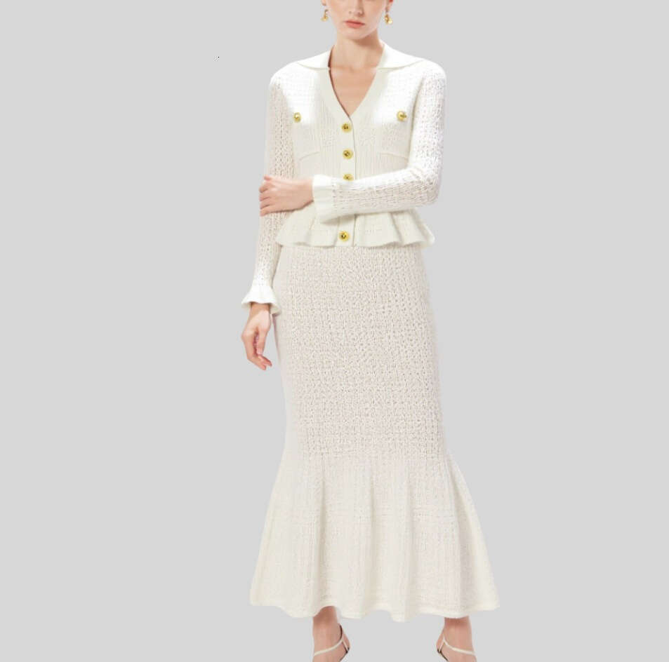 2026 European and American autumn and winter French retro new women's sweater elegant V-neck knitted long sleeved dress