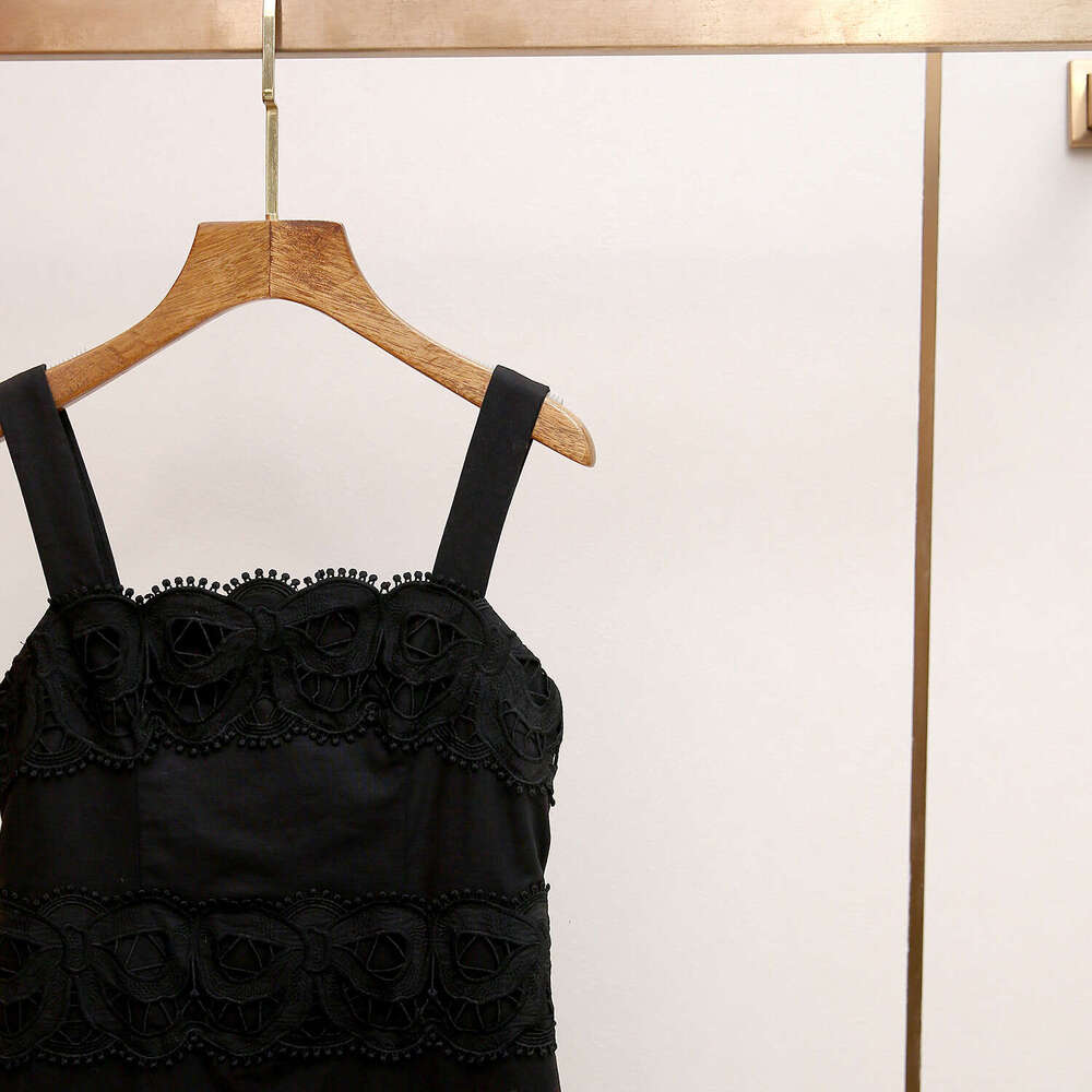 2026 Autumn/Winter New French Hepburn Style Heavy duty Water soluble Lace Hollow A-line Slimming Strap Skirt