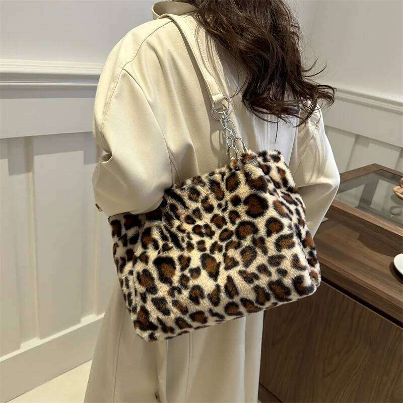 Vibrant Leopard Pattern Plush Simple Large Capacity Fluffy Shoulder Bags Korean Style Fashion Casual Chain Handbag for Tour XJ260306