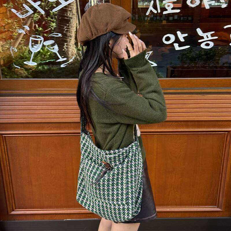 ELFSACK 2025 Winter New Arrivals Y2K Casual Striped Loose Crossbody Bag For Women XJ260306