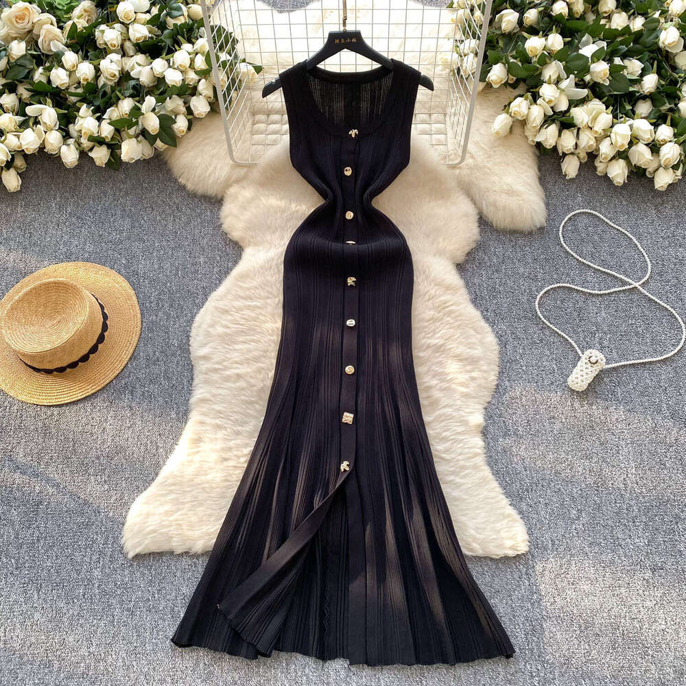 2026 Spring and Summer New Designer U-neck Sleeveless Knitted Button Slim fit Split Long Skirt