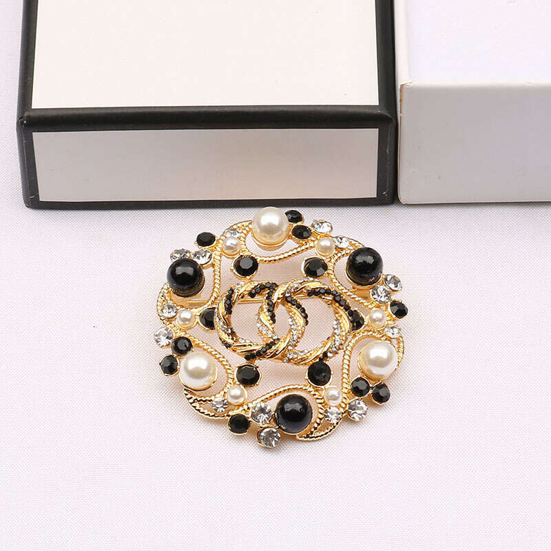Free Shipping Women's Jewelry Brooch European American Court Vintage Alloy Hollow Brooch Pearl Rhinestone Lapel Pin For Dress Suit High End Elega