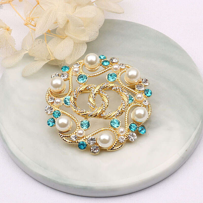 Free Shipping Women's Jewelry Brooch European American Court Vintage Alloy Hollow Brooch Pearl Rhinestone Lapel Pin For Dress Suit High End Elega