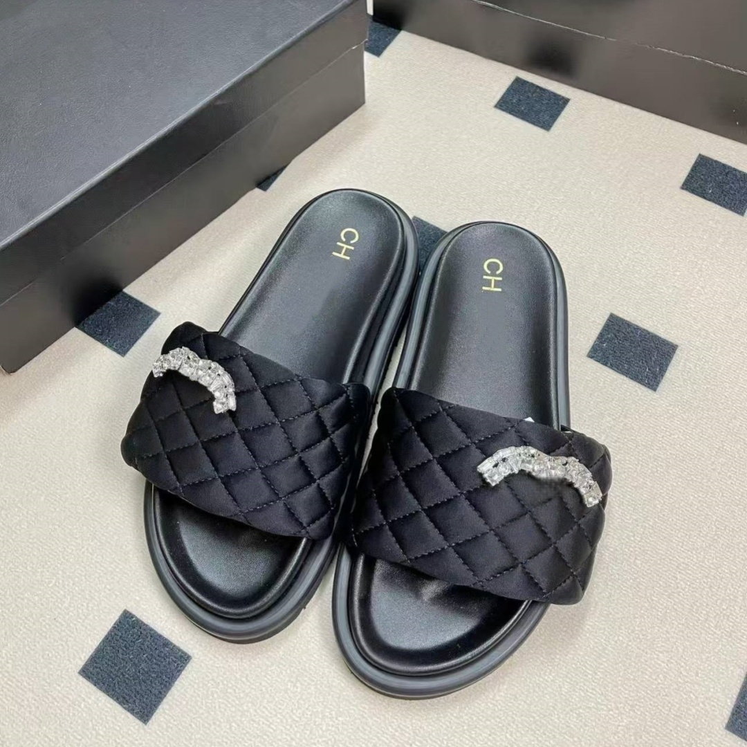 2026 Designer Slippers Luxury CC Sandals Rhinestone Slides Women Quilted Platform Flat Sandals Casual Outdoor Slippers luxury slides size35-45
