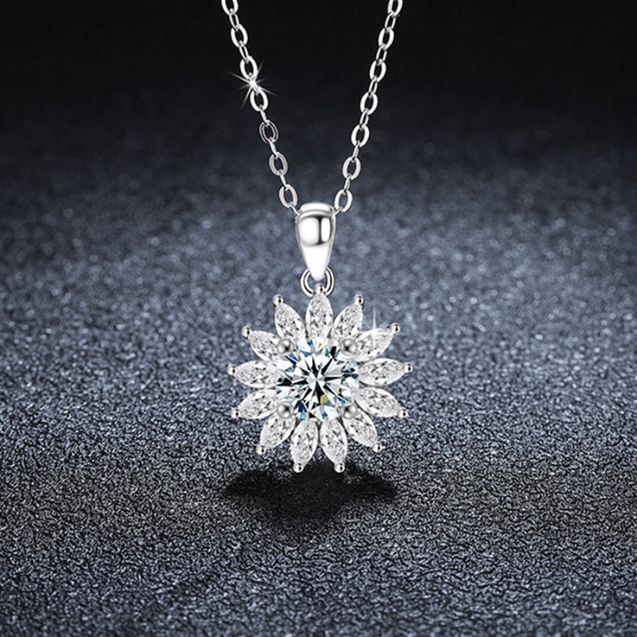 New Moissanite Inlaid Sparkling Necklace Exudes Sophisticated Vibe For Women Sunflower Pendant Collarbone Chain Accessory