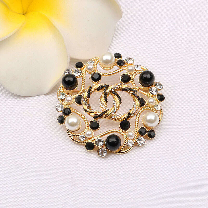 Free Shipping Women's Jewelry Brooch European American Court Vintage Alloy Hollow Brooch Pearl Rhinestone Lapel Pin For Dress Suit High End Elega