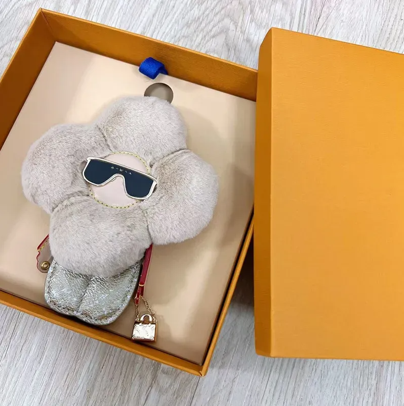 Keychains Lanyards Fashion New Luxury Keychains Cartoon Big Fur Sunflower Flower Letter Key Ring Women Bag Charms AA