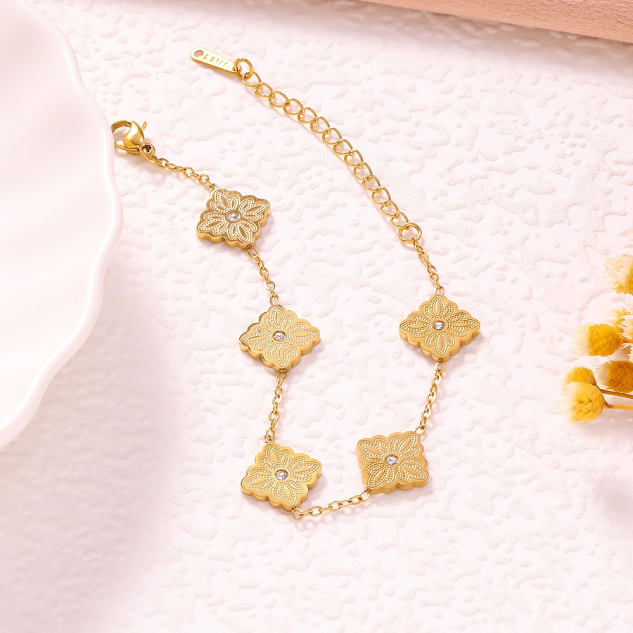 Cross-border best-selling new exquisite light luxury diamond-encrusted diamond-shaped four-leaf clover bracelet for women, fashionable and versatile s - view 4