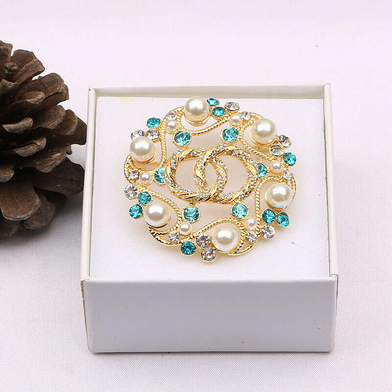 Free Shipping Women's Jewelry Brooch European American Court Vintage Alloy Hollow Brooch Pearl Rhinestone Lapel Pin For Dress Suit High End Elega