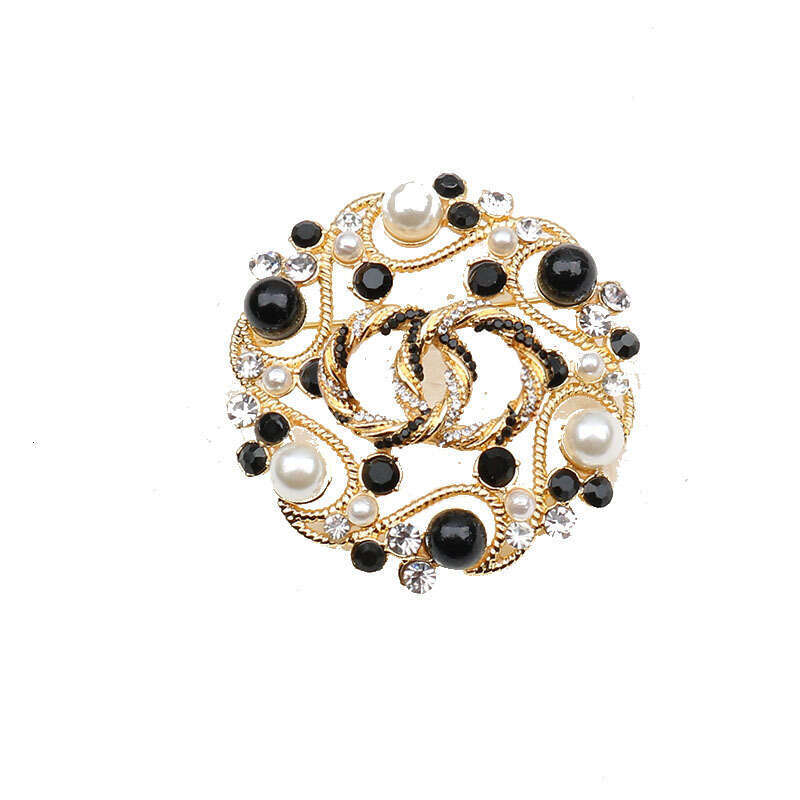 Free Shipping Women's Jewelry Brooch European American Court Vintage Alloy Hollow Brooch Pearl Rhinestone Lapel Pin For Dress Suit High End Elega
