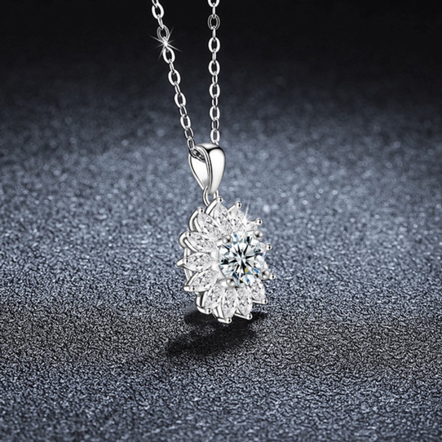 New Moissanite Inlaid Sparkling Necklace Exudes Sophisticated Vibe For Women Sunflower Pendant Collarbone Chain Accessory