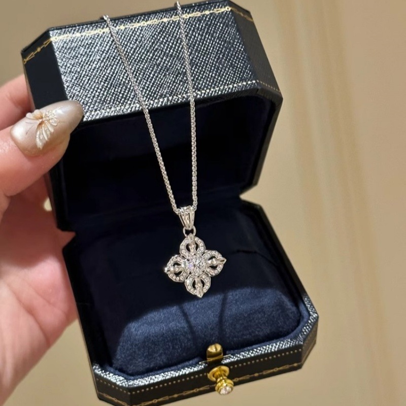 2026 New Designer Luxury Brand Pointed Diamond Small Fragrant Cross Diamond Necklace Elegant, Lightweight, Luxurious High-end Collarbone Chain Niche Design