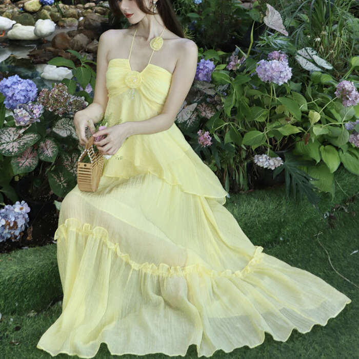 2026 designer niche design high-end tea break French chic style seaside vacation yellow camisole skirt