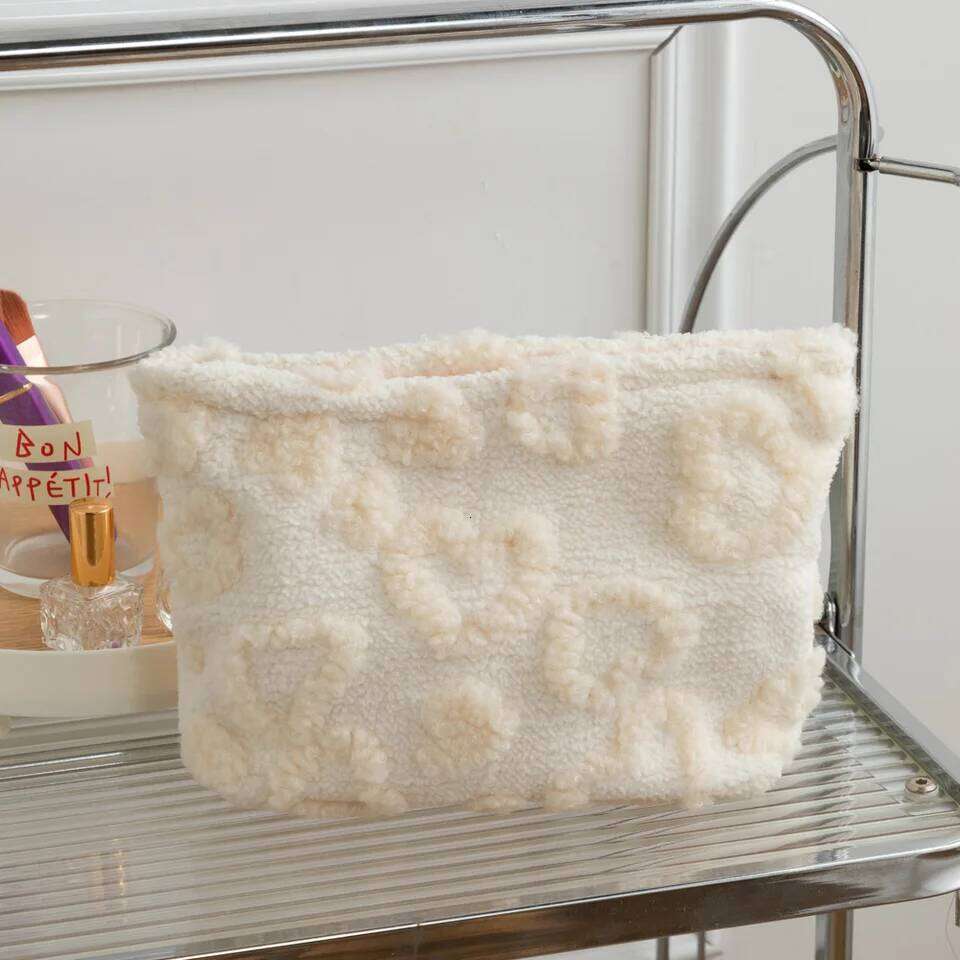 Lovely Plush Storage Large Capacity Travel Portable Makeup Bag Heart Pattern Hand Carry Pouch XJ260310