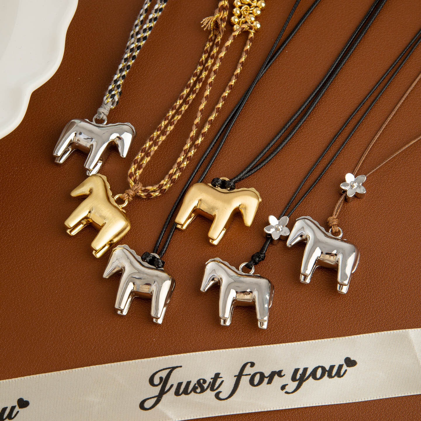 2026 New Designer Luxury Brand Unique Women's Metal Pony Flower Necklace With A Unique Niche Design Collarbone Chain And Long Coat Chain