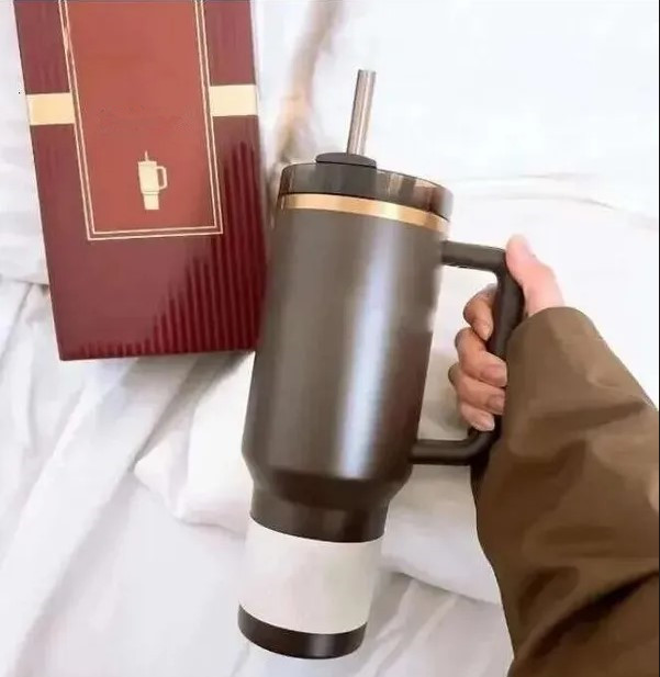 USA Stock 40 OZ Designer Tumblers 40oz Fashion Letters Travel Car Mugs With Handle And Straw Stainless Steel Vacuum Large capacity Cups Brown Box In 15 Colors 0113