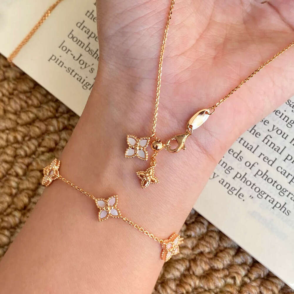 Women Jewelry Layered Necklace French Retro Old Money Style Mini Pink Mother-of-Pearl Four-Leaf Clover Super Fairy