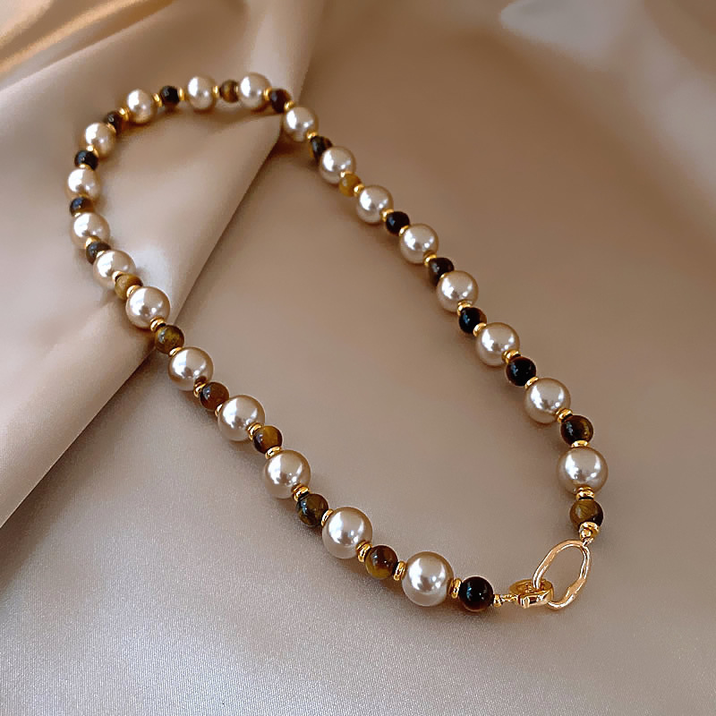 2026 New Designer Luxury Brand Woven Leather Letter Pearl Necklace, Light Luxury Retro High-end Collarbone Chain, Minimalist Jewelry Wholesale