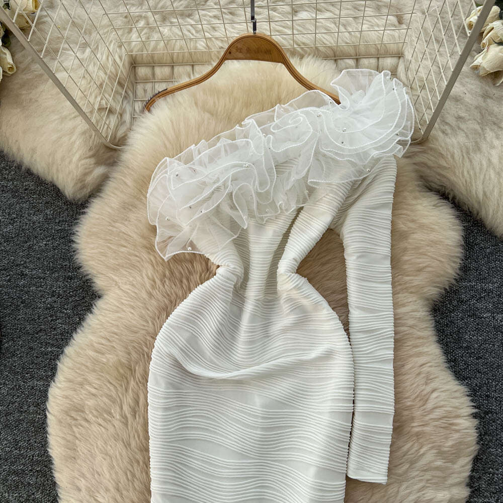 Women's white evening dress, European and American social design, single shoulder long sleeved pleated slim waist fishtail skirt