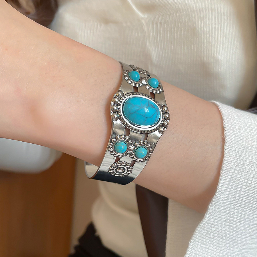 Vintage metal floral open bracelet, bohemian style, unique and fashionable wristband, light luxury niche jewelry - view 4