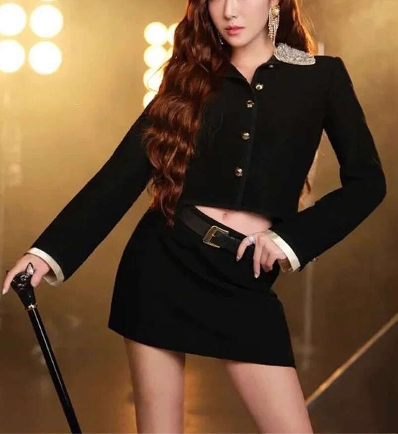 2026 winter celebrity style faux diamond embellished lapel short top with youthful and elegant temperament tight skirt set