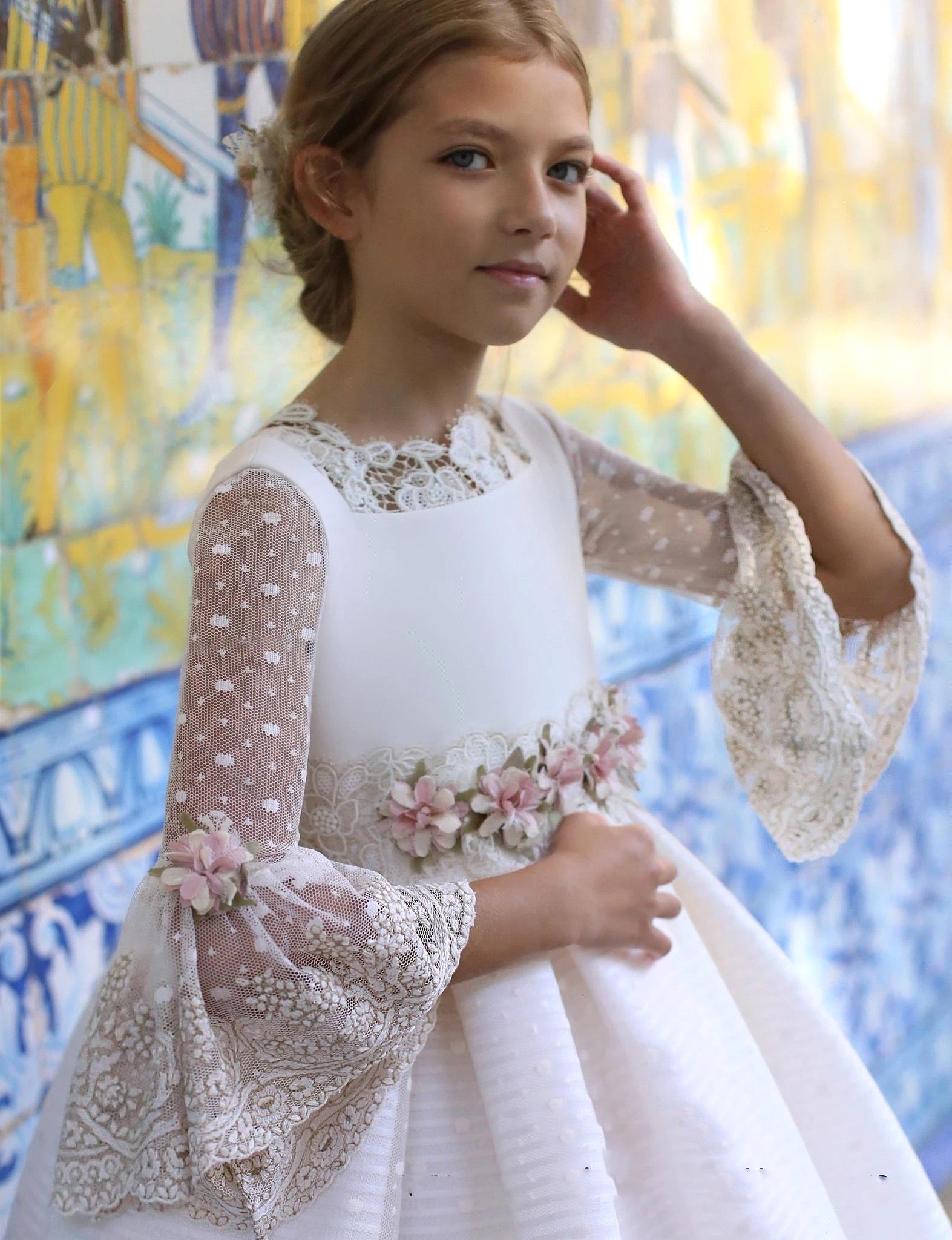 Princess A Line Jewel Neck White Girl Dresses With Sheer Long Sleeves Lace Appliques Flower Belts Kids Birthday Party Dress First Communion Gowns Bc21
