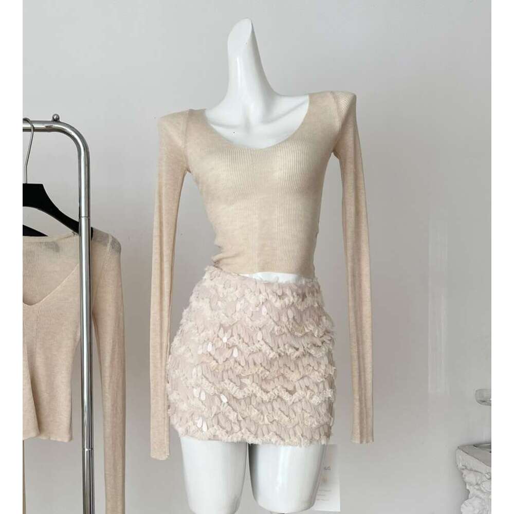 Pure desire, sexy and fashionable women's long sleeved V-neck knitted top+heavy sequin slim fit skirt
