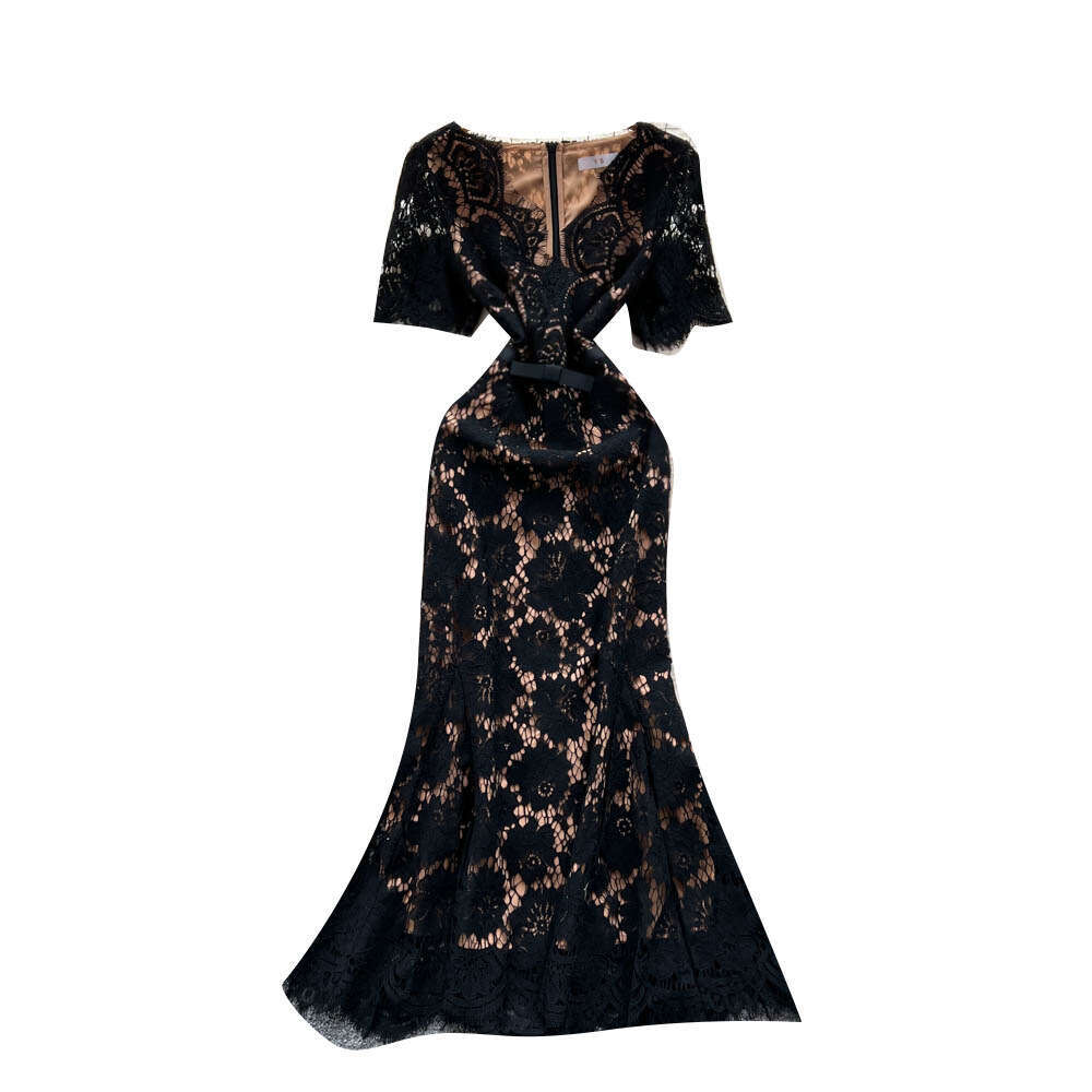 Designer high-end elegant women's clothing 2026 autumn and winter French light luxury socialite waist cinching slim fit V-neck crochet lace