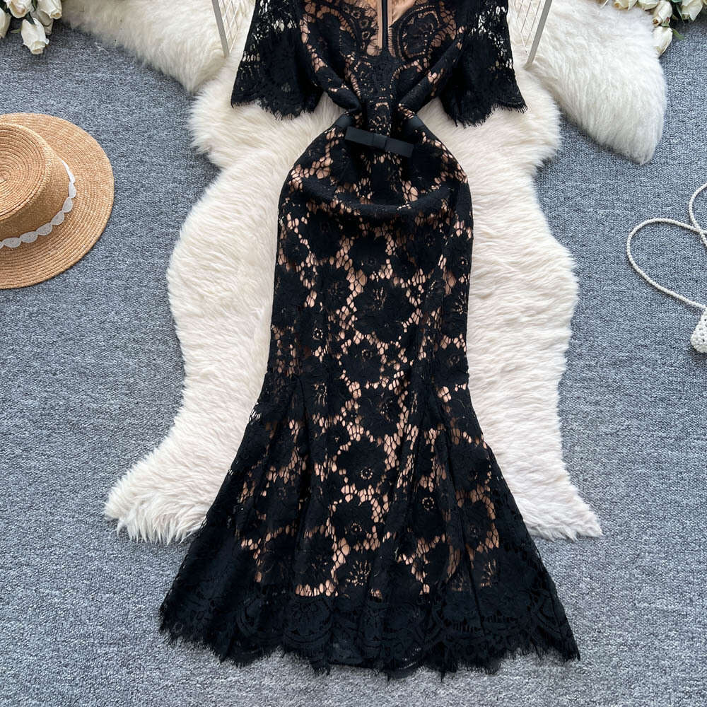 Designer high-end elegant women's clothing 2026 autumn and winter French light luxury socialite waist cinching slim fit V-neck crochet lace