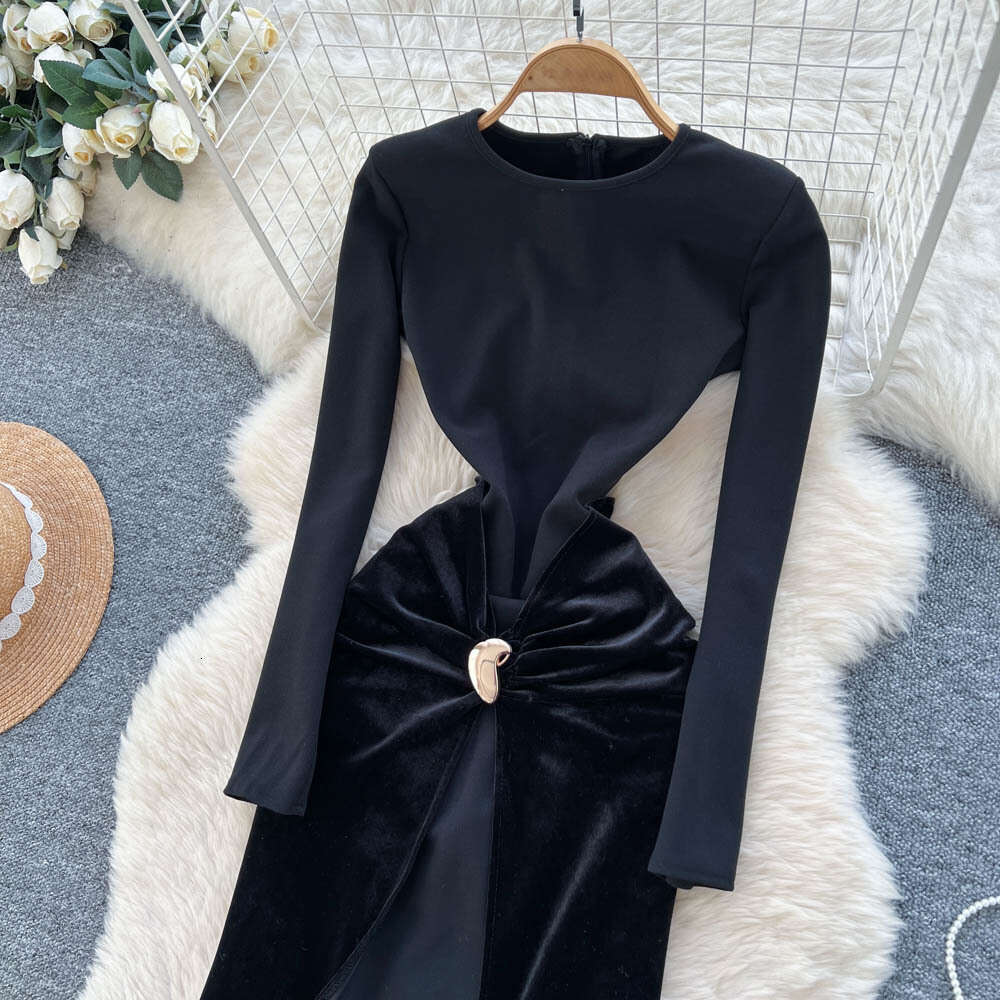 High end niche social celebrity style velvet dress with metal buckle and pleated waist, French style light luxury black