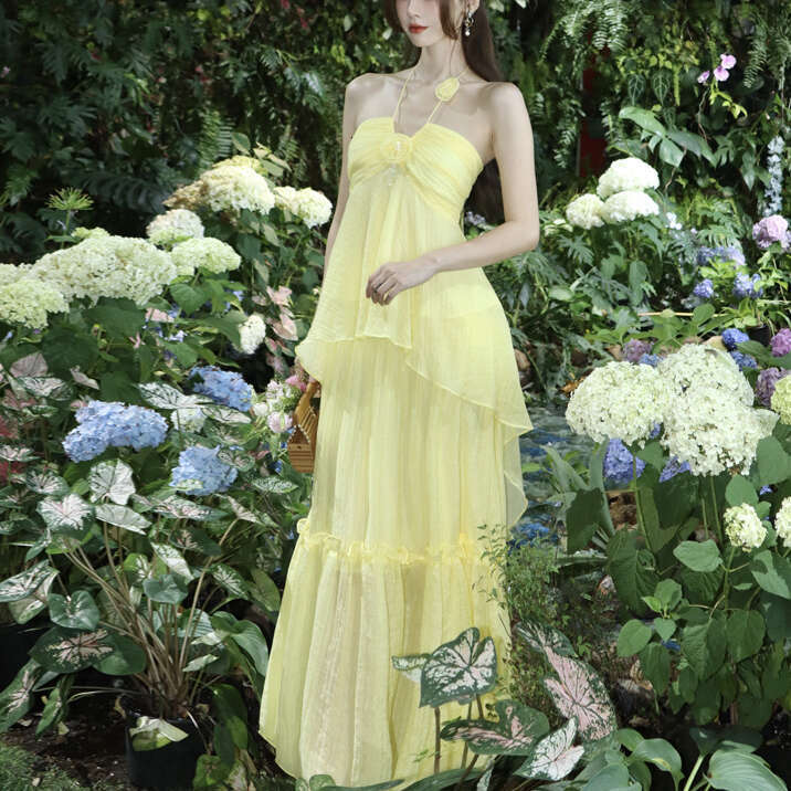 2026 designer niche design high-end tea break French chic style seaside vacation yellow camisole skirt