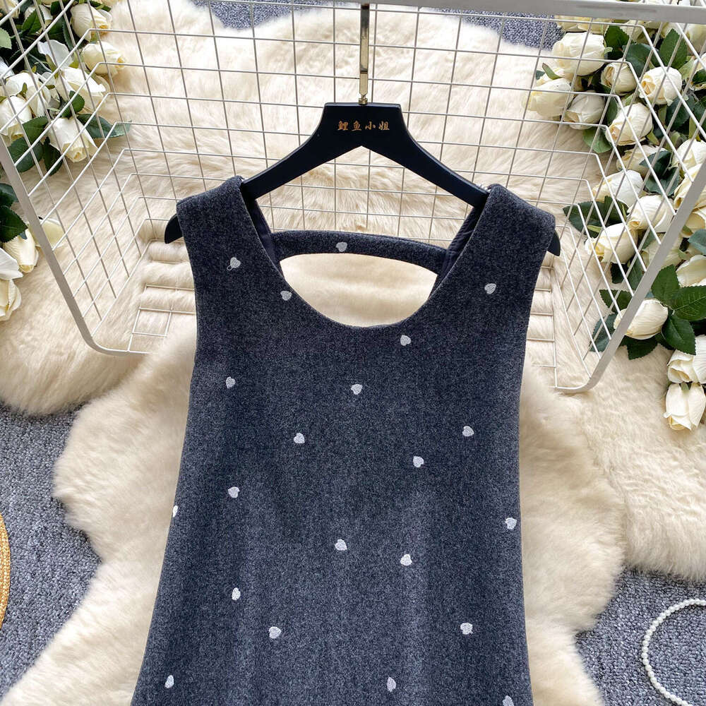 Korean style youthful and gentle round neck sleeveless heart-shaped printed wool dress suitable for autumn and winter outerwear