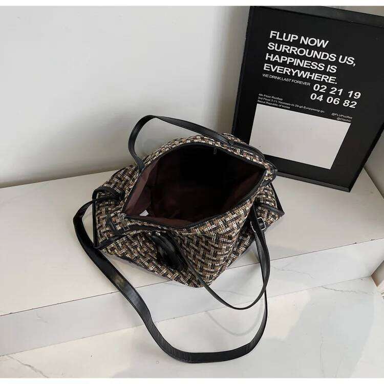 Women Luxury Designer Rivet Large Handbag Quality Shoulder Totes Purse Casual Big Bag Female Crossbody Bags Sac XJ260310