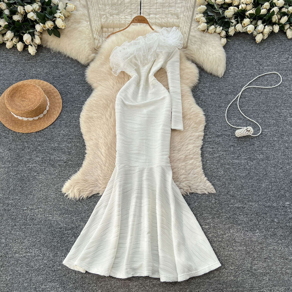 Women's white evening dress, European and American social design, single shoulder long sleeved pleated slim waist fishtail skirt
