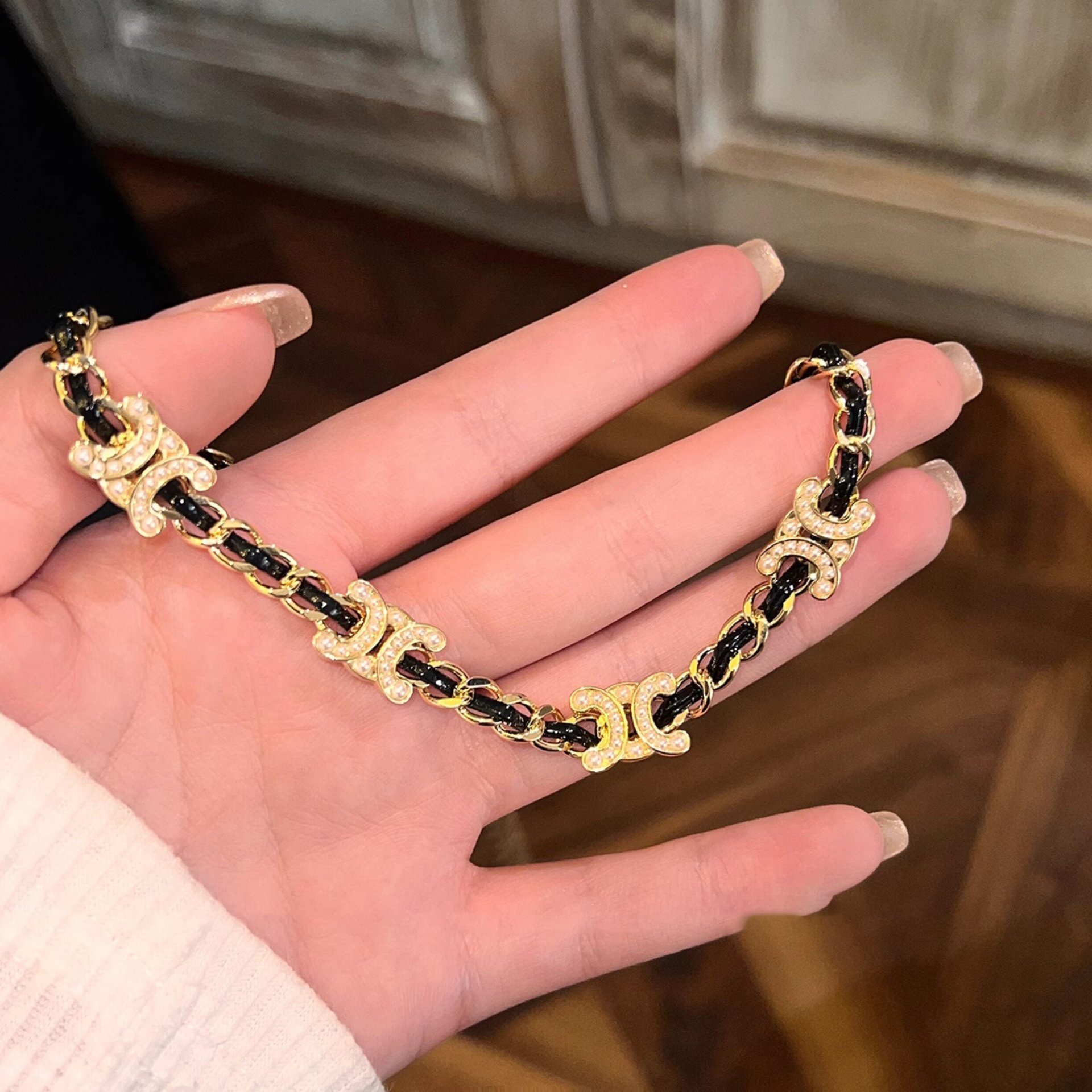 2026 New Designer Luxury Brand Woven Leather Letter Pearl Necklace, Light Luxury Retro High-end Collarbone Chain, Minimalist Jewelry Wholesale