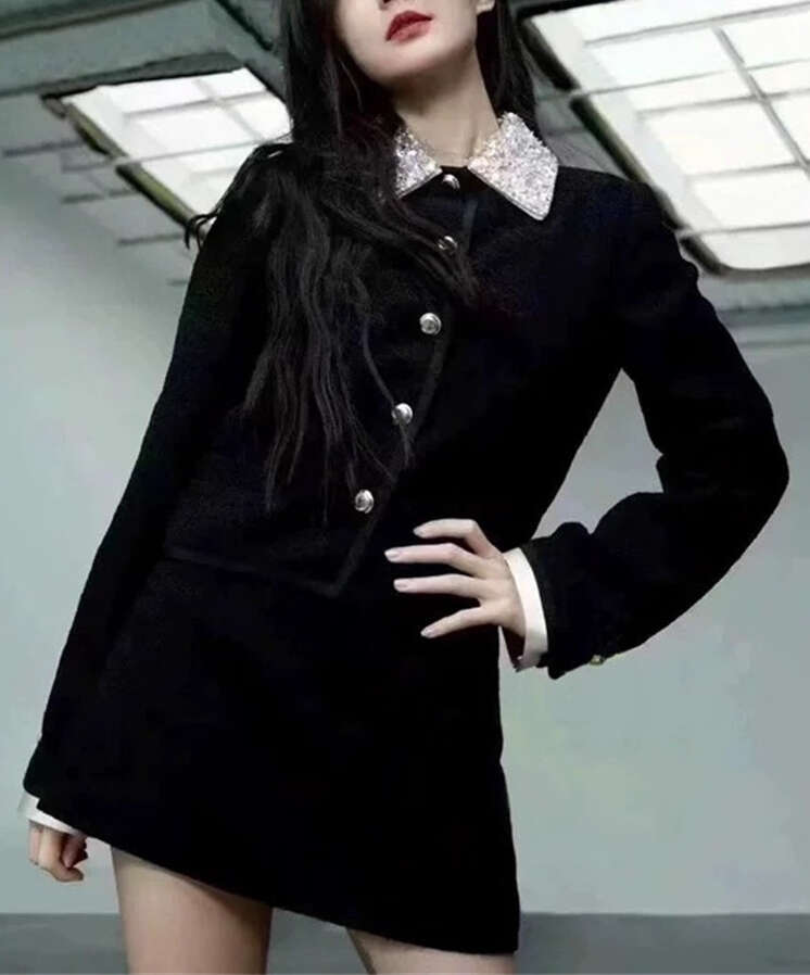 2026 winter celebrity style faux diamond embellished lapel short top with youthful and elegant temperament tight skirt set