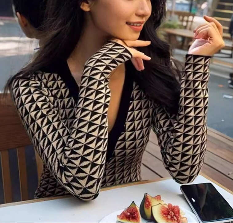 2026 European and American niche goddess style elegant commuting geometric grid sexy V-neck slim knit dress