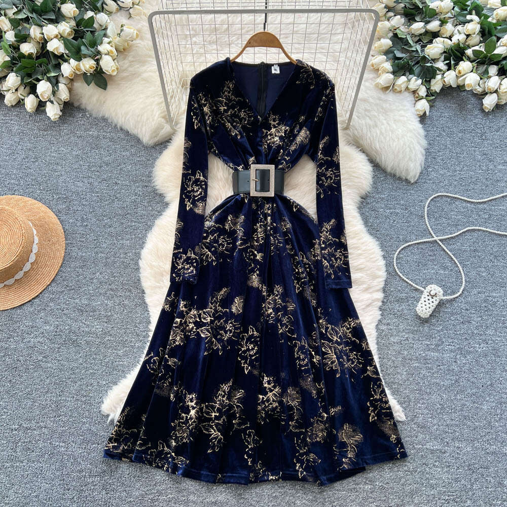 Designer high-end elegant women's dress 2026 autumn/winter French new fashion lace up velvet print