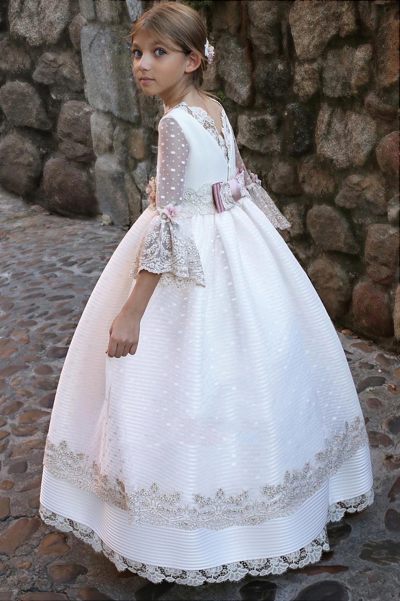 Princess A Line Jewel Neck White Girl Dresses With Sheer Long Sleeves Lace Appliques Flower Belts Kids Birthday Party Dress First Communion Gowns Bc21