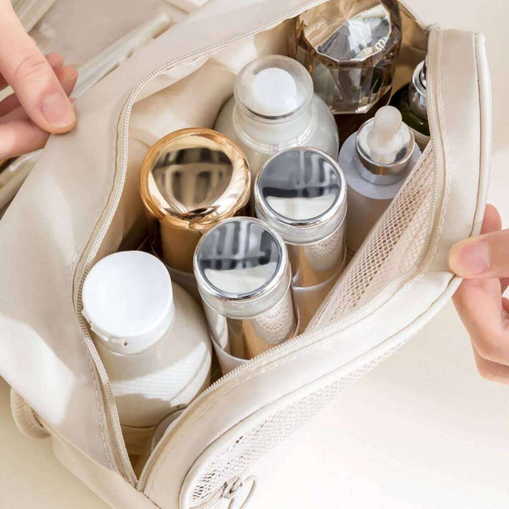 A multi-functional travel bag that can be hung with dry wet separation, a hand-held toiletry and storage bag, one set XJ260310