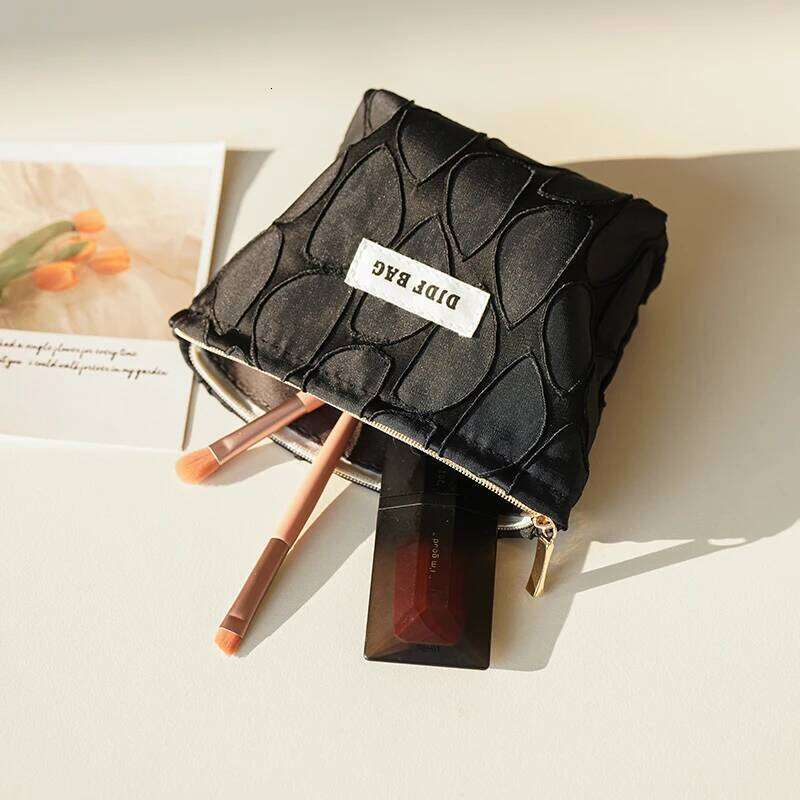 Women's Makeup Small Black High-quality Cosmetics Lipstick Loose Change Storage Portable Travel Cloth Bag Clutch Ins XJ260310
