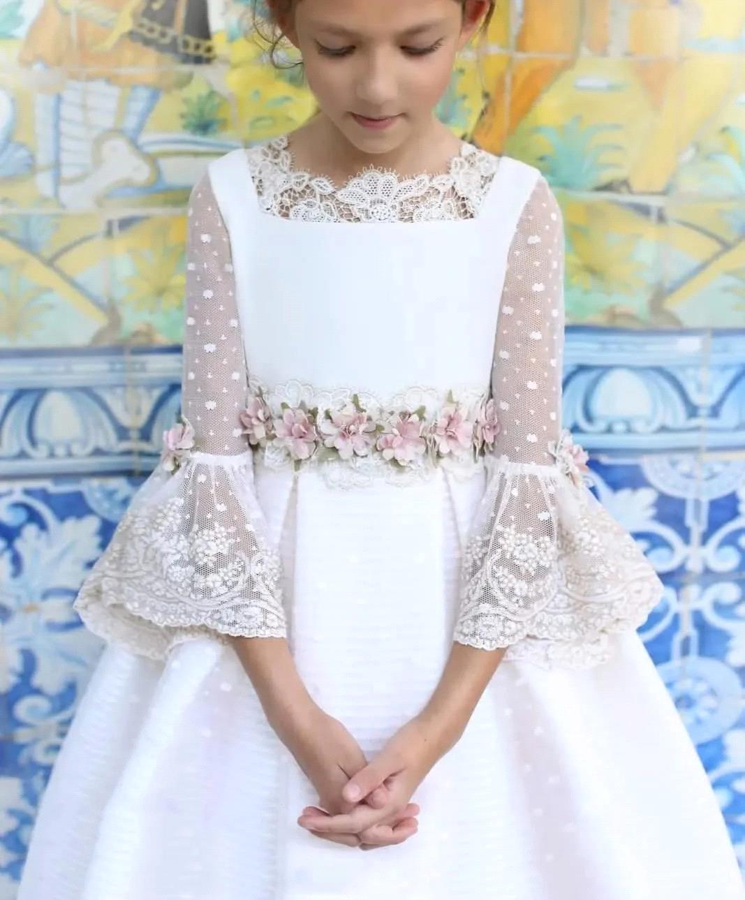 Princess A Line Jewel Neck White Flower Girl Dresses With Sheer Long Sleeves Lace Appliques Flower Belts Kids Birthday Party Dress First Communion Gowns BC21693