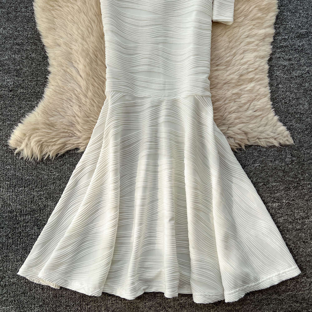 Women's white evening dress, European and American social design, single shoulder long sleeved pleated slim waist fishtail skirt