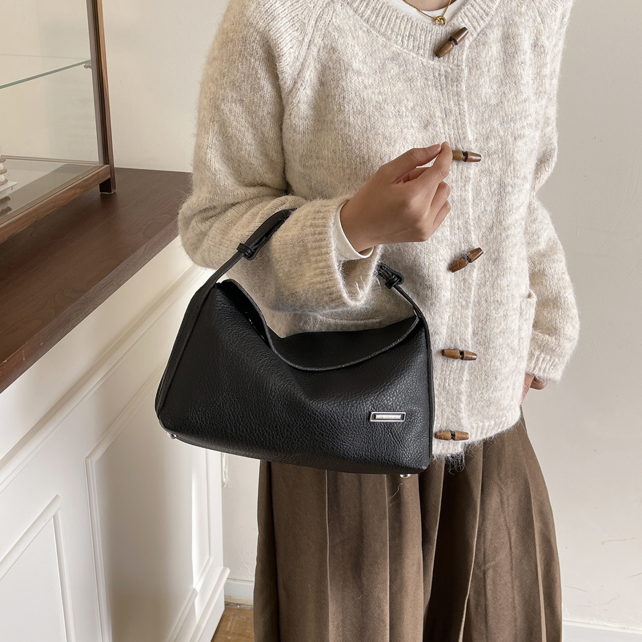 Women's PU Shoulder Bag - Fashionable Crossbody with Vintage Style Chic Womens Handbag New Retro Design for Office Ladies & Weddings