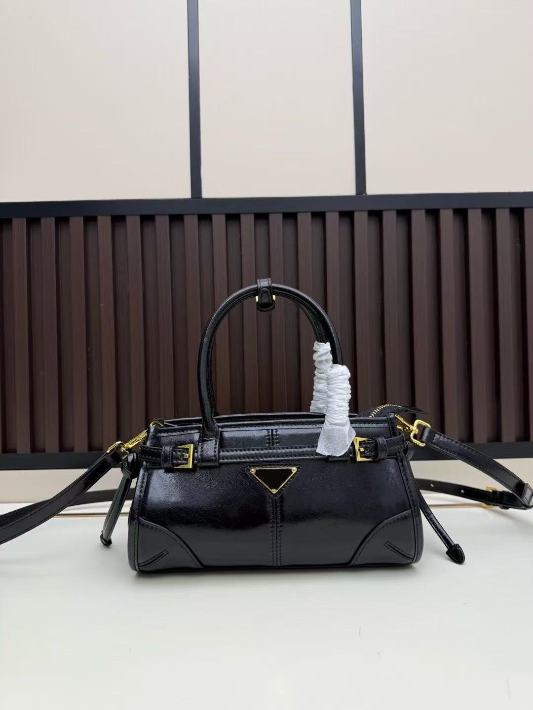 2026 Luxury Designer Women's Mini Classic Handbag Casual Women's Crossbody Bag Leather One-shoulder Makeup Bag and Crossbody Bag