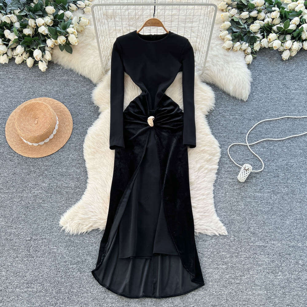 High end niche social celebrity style velvet dress with metal buckle and pleated waist, French style light luxury black