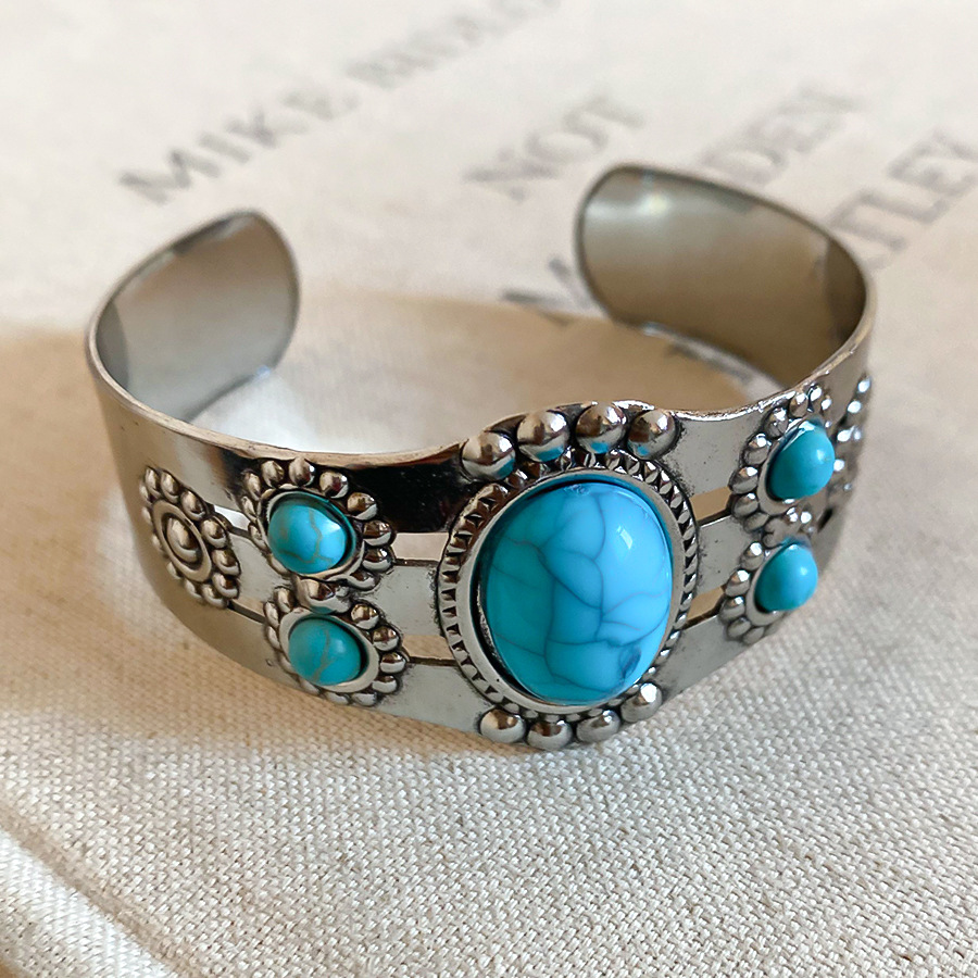 Vintage metal floral open bracelet, bohemian style, unique and fashionable wristband, light luxury niche jewelry - view 8