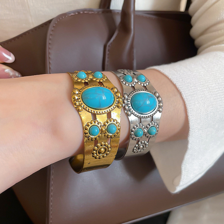 Vintage metal floral open bracelet, bohemian style, unique and fashionable wristband, light luxury niche jewelry - view 3