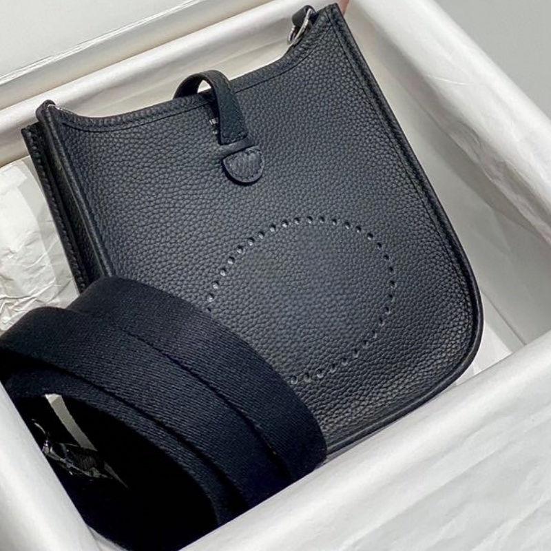 A high-quality luxurious crossbody bag suitable for both men and women. Shoulder bag fashionable handbag Designer bag Breathable holes are designed on the bag body