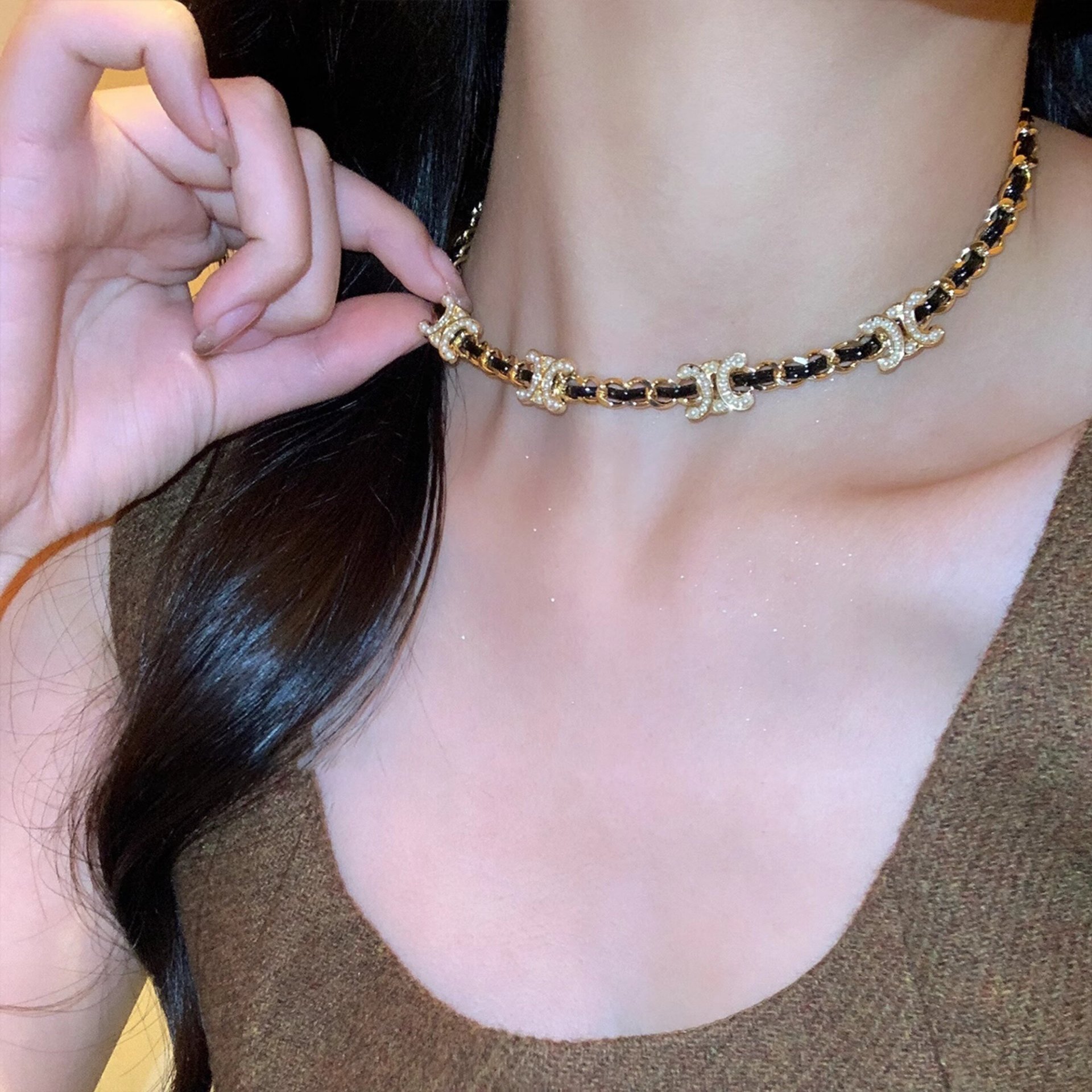 2026 New Designer Luxury Brand Woven Leather Letter Pearl Necklace, Light Luxury Retro High-end Collarbone Chain, Minimalist Jewelry Wholesale